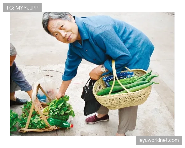 徐灿披着冠军外套回小区，手里拎着塑料菜篮子，楼下阿姨都愣住了